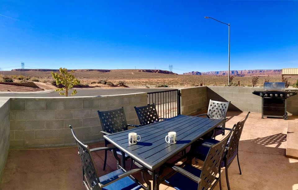 Pet-Friendly Desert House with Vermillion Cliffs Views & Boat Parking Near Antelope Canyon, Page Arizona House in Page