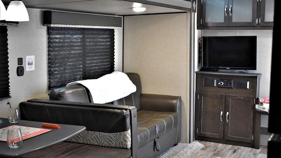 Modern Pet-Friendly RV Suite with Private Deck, Firepit & Full Kitchen near Williams, Arizona House in Williams