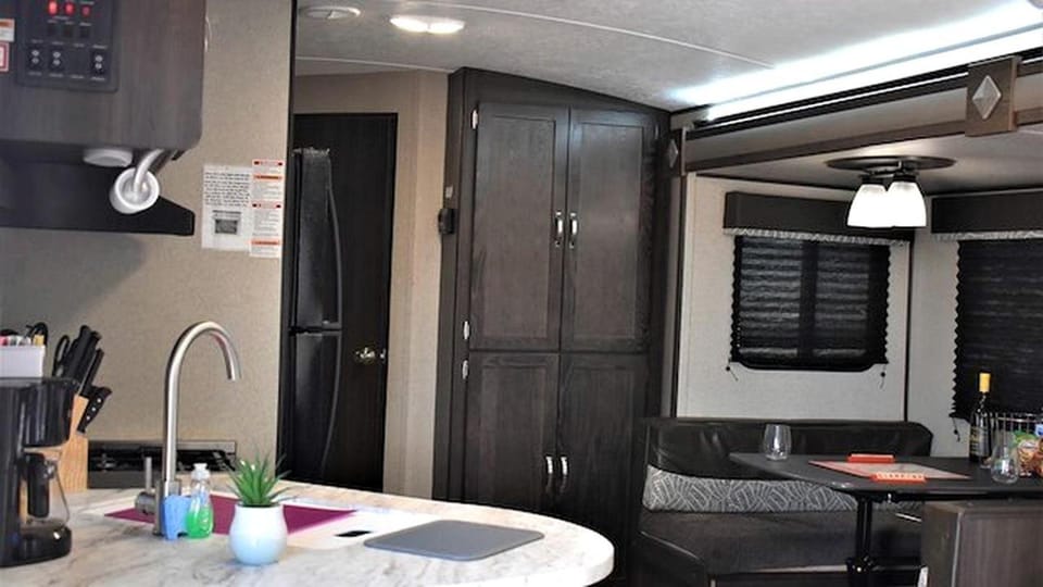 Modern Pet-Friendly RV Suite with Private Deck, Firepit & Full Kitchen near Williams, Arizona House in Williams