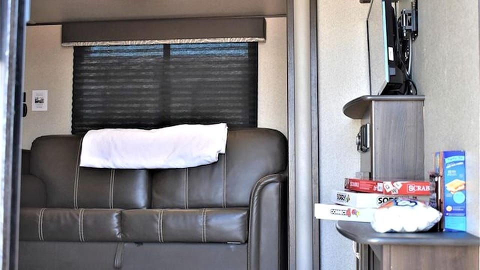 Modern Pet-Friendly RV Suite with Private Deck, Firepit & Full Kitchen near Williams, Arizona House in Williams