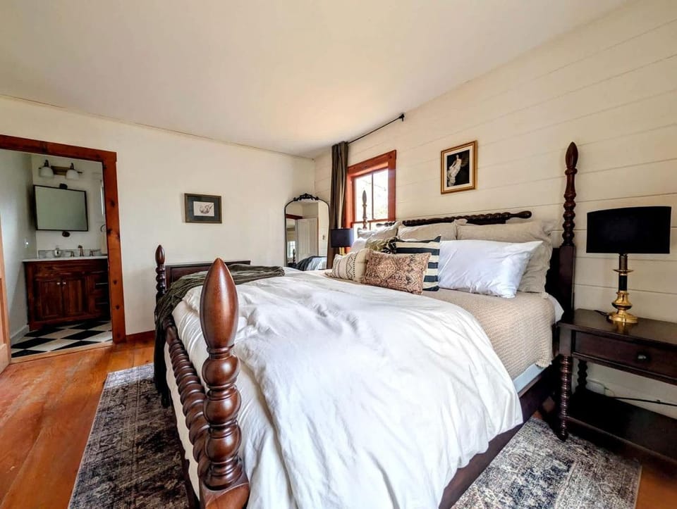 Elegant Luxury Cottage with Fire Pit Near Carrying Place Beach in Surry, Maine House in Surry