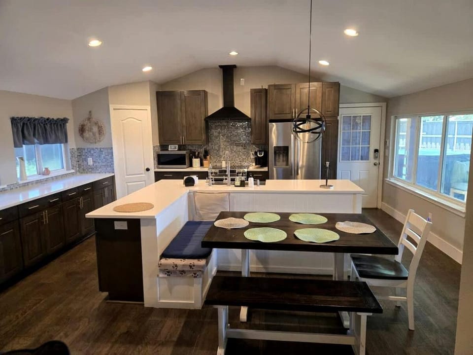 Spacious Lakefront Retreat House with 1100sqft Sports Bar Patio & Hot Tub Near Little Elm Beach, Little Elm, Texas House in Little Elm