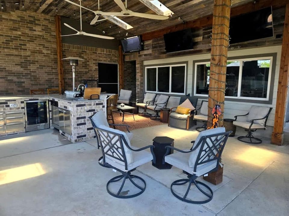 Spacious Lakefront Retreat House with 1100sqft Sports Bar Patio & Hot Tub Near Little Elm Beach, Little Elm, Texas House in Little Elm