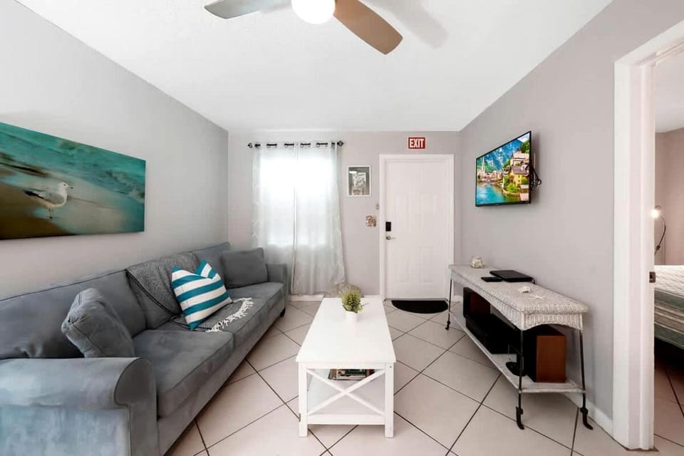 Cozy Beachside Bungalow with Shared Courtyard Near Singer Island Beach, West Palm Beach Florida House in Riviera Beach