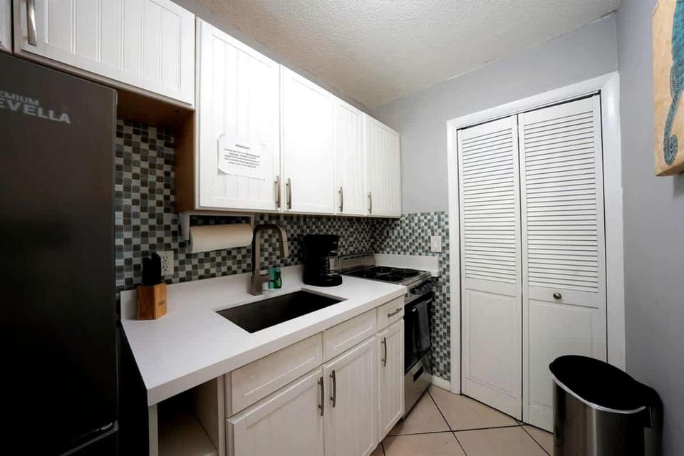 Cozy Beachside Bungalow with Shared Courtyard Near Singer Island Beach, West Palm Beach Florida House in Riviera Beach