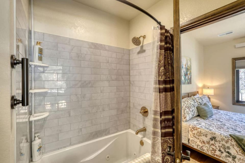 Luxury Black Hills Chalet with Hot Tub Near Mount Rushmore, Keystone SD House in Keystone