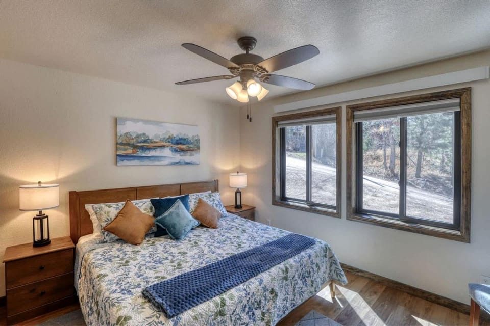 Luxury Black Hills Chalet with Hot Tub Near Mount Rushmore, Keystone SD House in Keystone