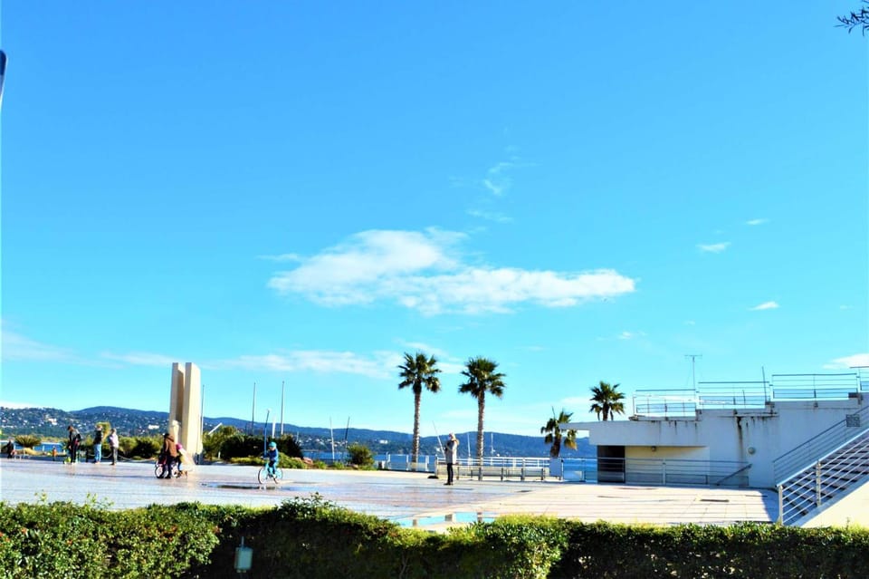 Nearby landmark, Day, Natural landscape