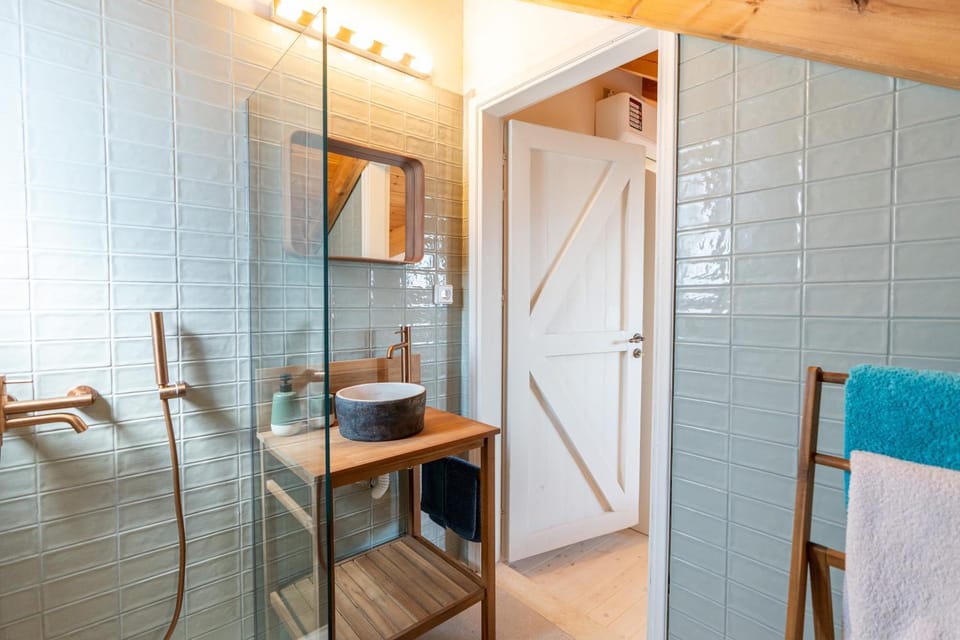 Bathroom, towels