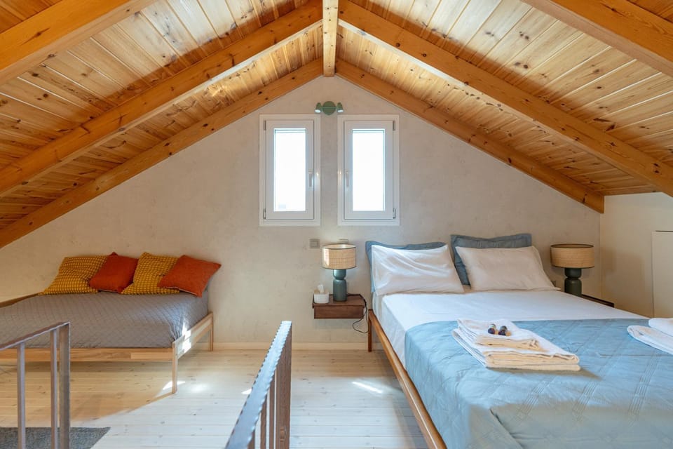 Bed, Photo of the whole room, Seating area, Bedroom