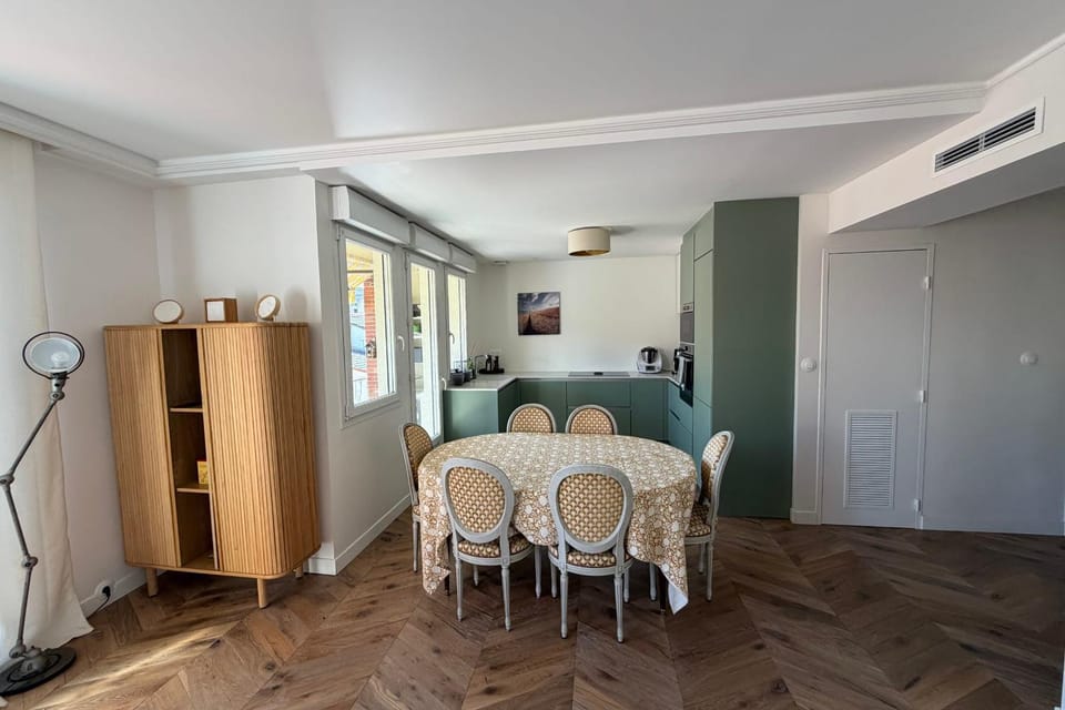 Large 105m Apt with Terrace & Parking Apartment in Toulouse