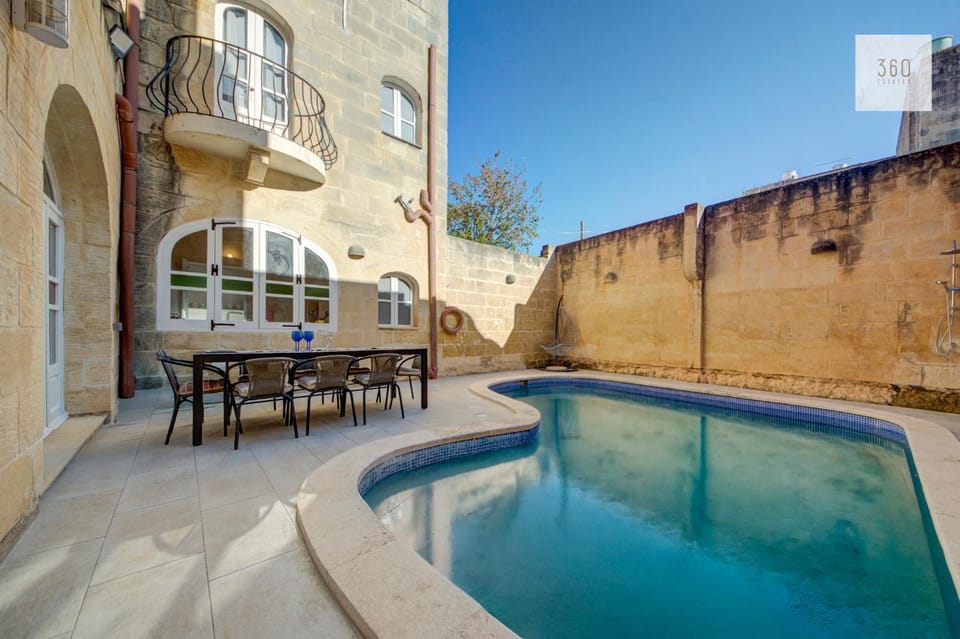 Property building, Patio, Day, Pool view, Swimming pool, sunbed