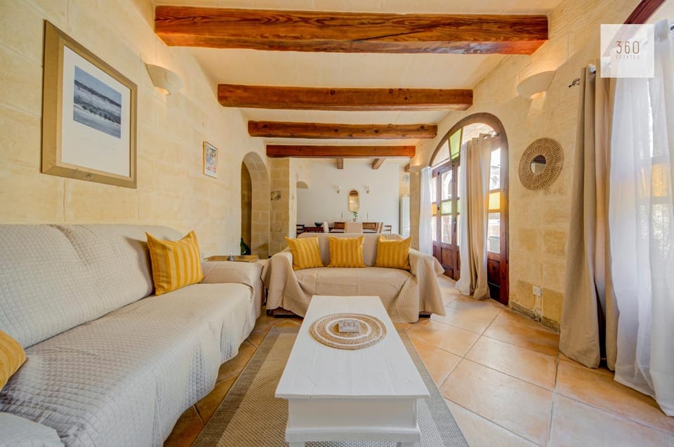 Bed, Living room, Photo of the whole room, Seating area, Dining area, Bedroom