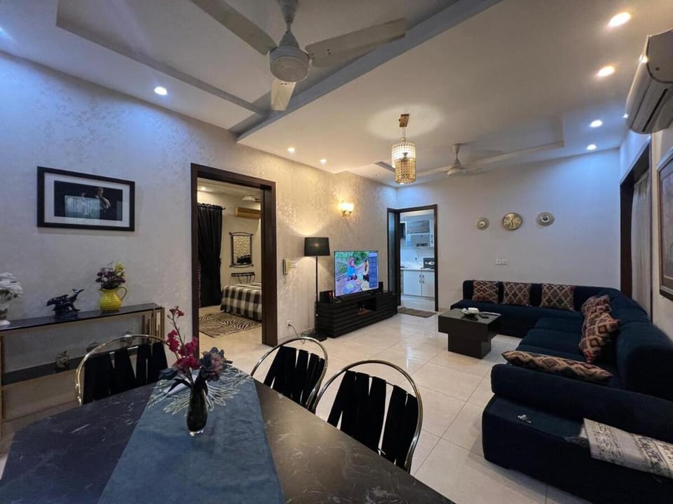 Communal lounge/ TV room, Living room, Dining area