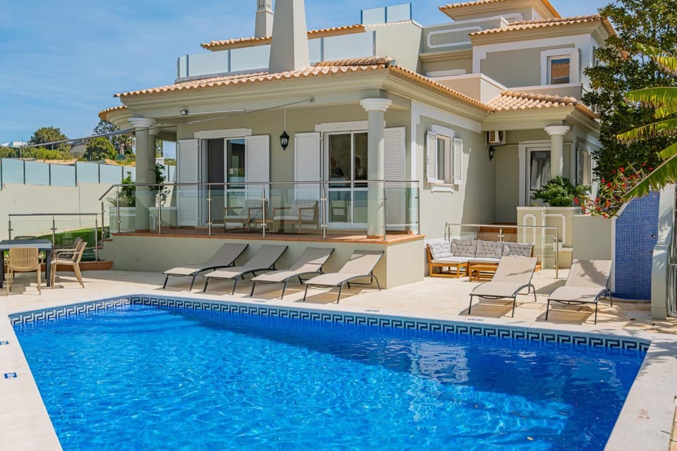 Property building, Patio, Balcony/Terrace, Pool view, Swimming pool, sunbed