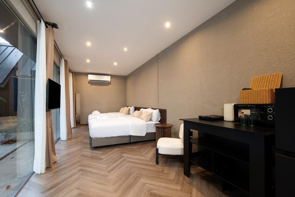 Kitchen or kitchenette, Bedroom