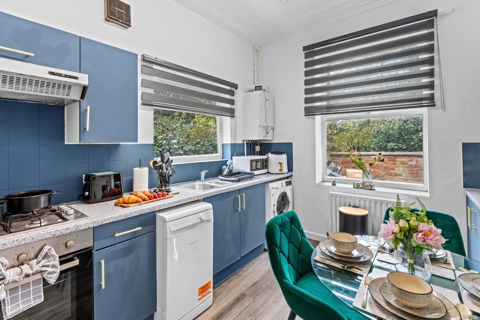 Premium 4BR Fallowfield Home Spacious Central Location House in Manchester