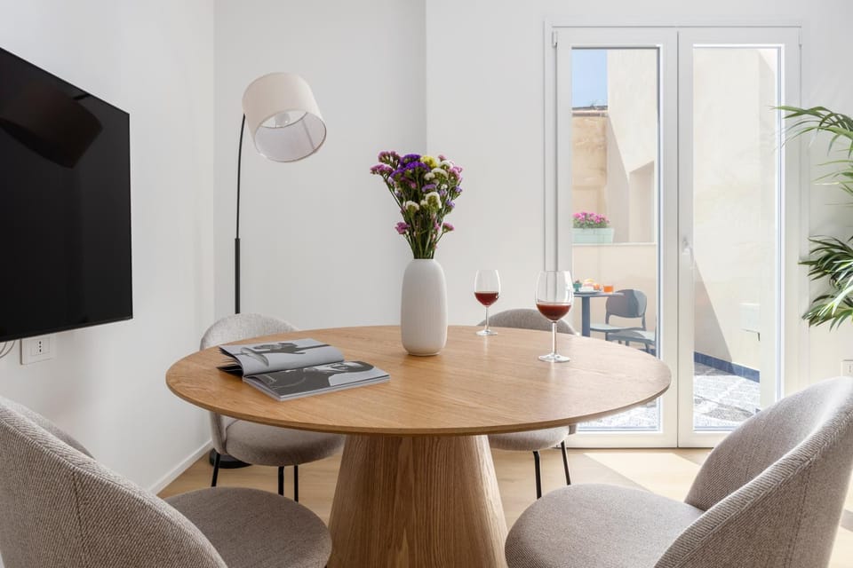 TV and multimedia, Living room, Seating area, Dining area