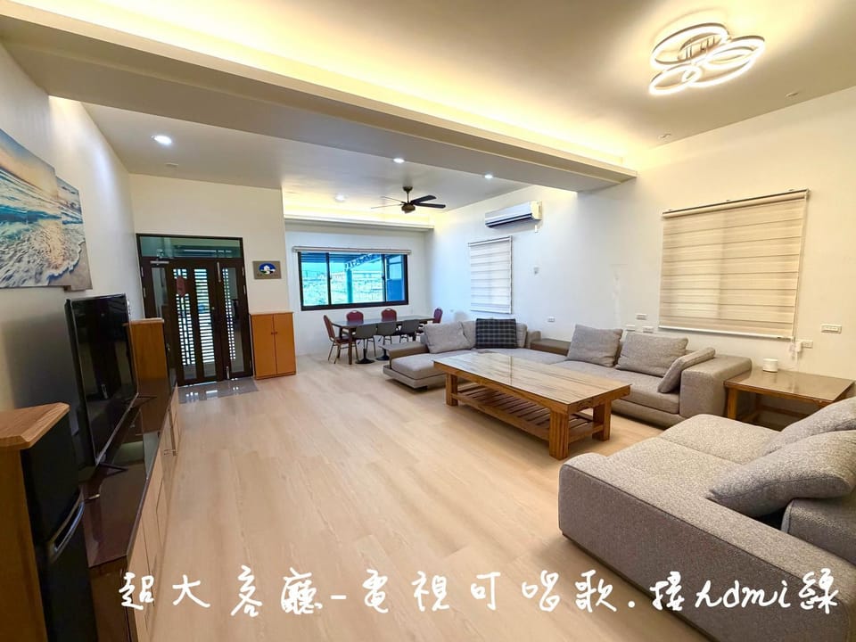 Communal lounge/ TV room, TV and multimedia, Living room, Seating area, Evening entertainment, air conditioner