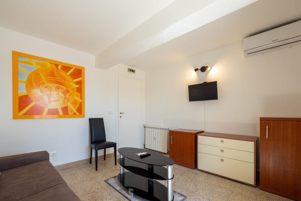 Communal lounge/ TV room