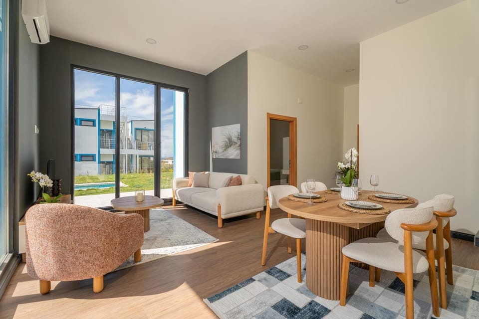 Seating area, Dining area