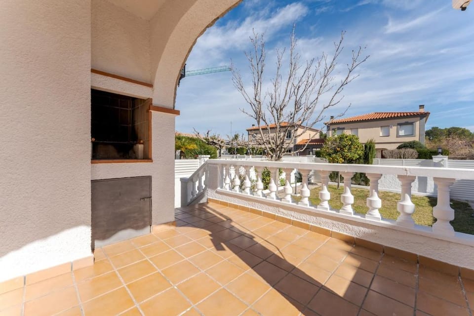 Property building, Patio, BBQ facilities, Balcony/Terrace