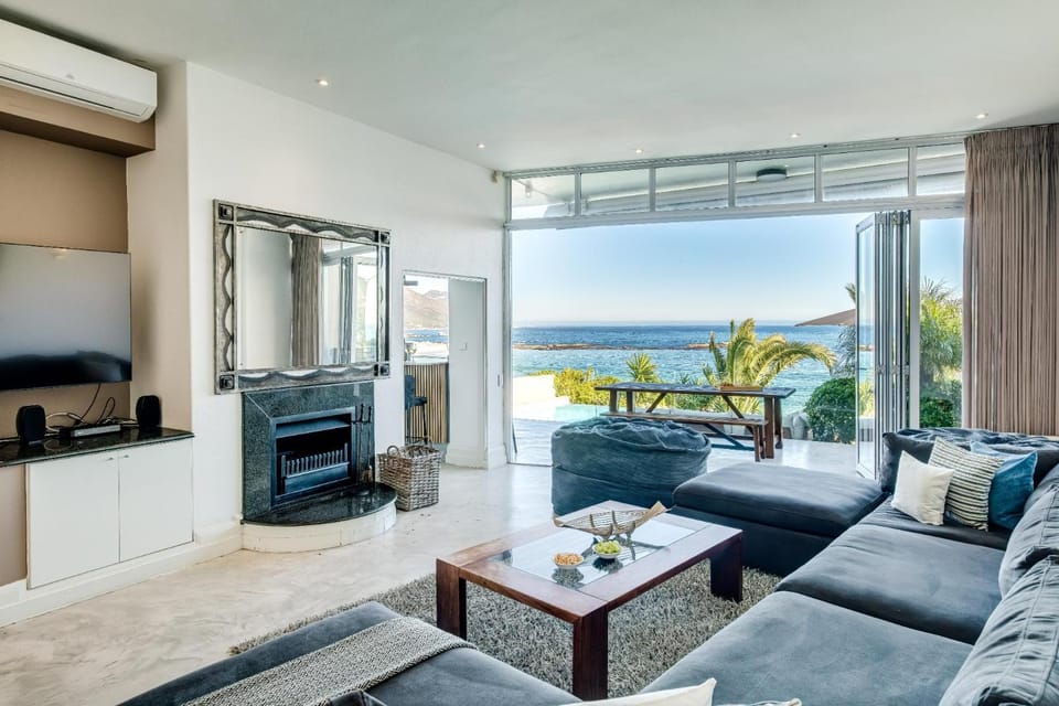 Patio, View (from property/room), Balcony/Terrace, Living room, Seating area, Sea view