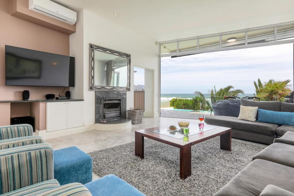 View (from property/room), Balcony/Terrace, Living room, Seating area, Sea view