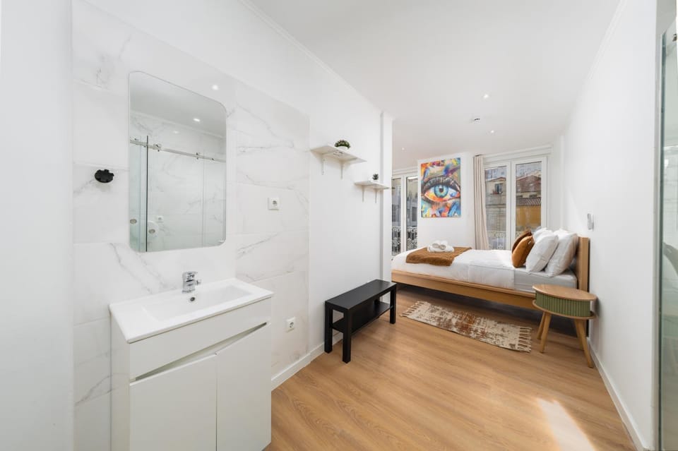 Room With AC and Private WC - Intendente Metro Station Bed and Breakfast in Lisbon