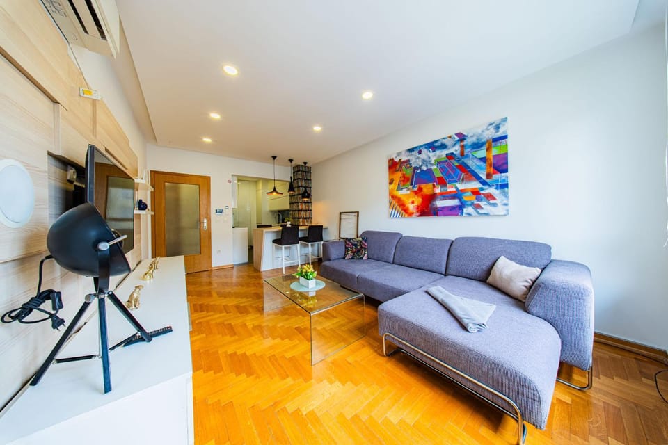 TV and multimedia, Living room, Seating area, air conditioner