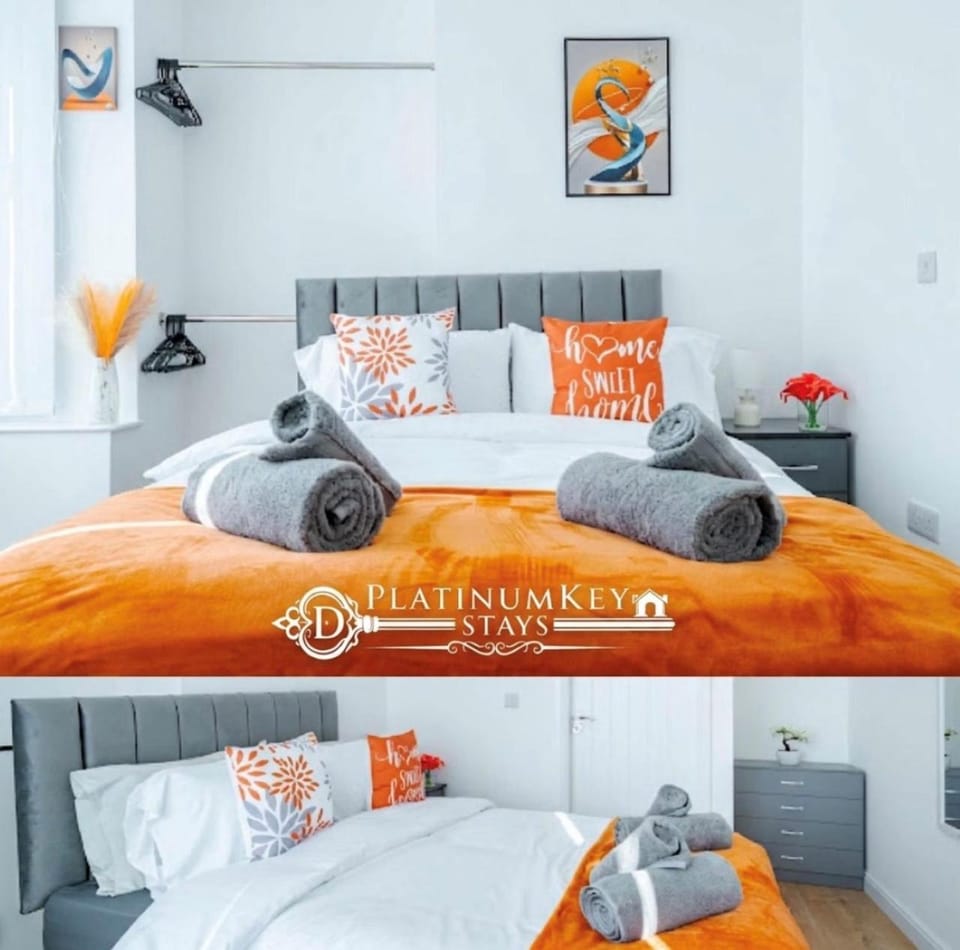 Bed, Bedroom, towels
