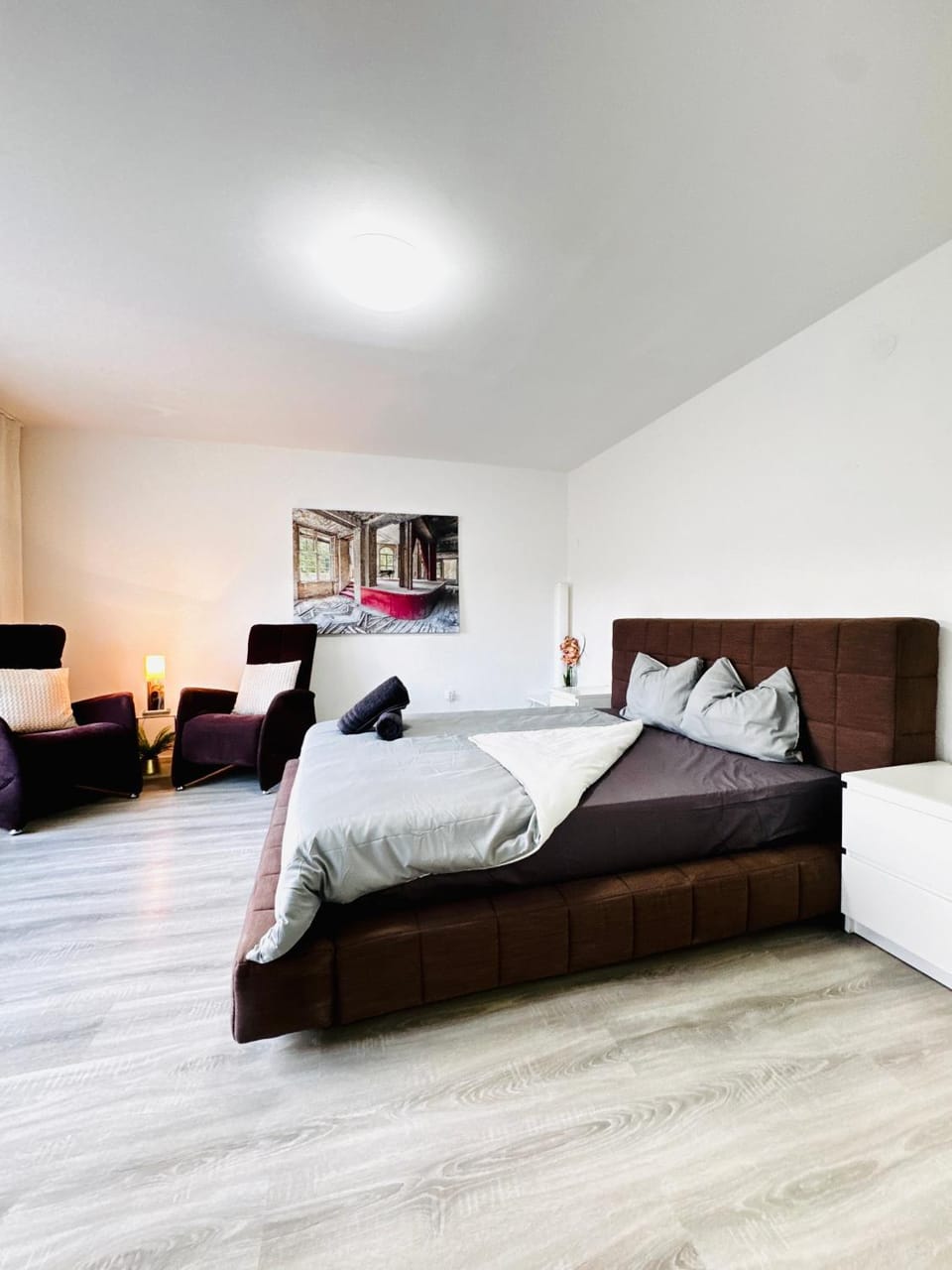 Bed, Seating area, Bedroom, towels