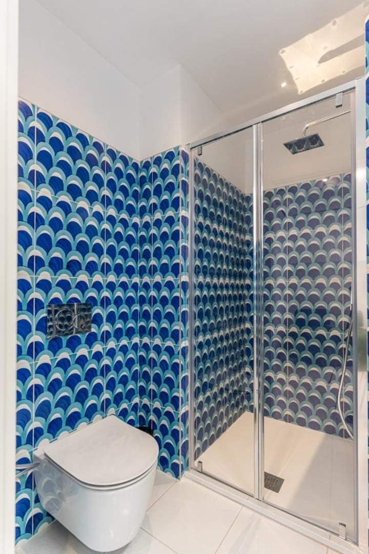 Shower, Toilet, towels