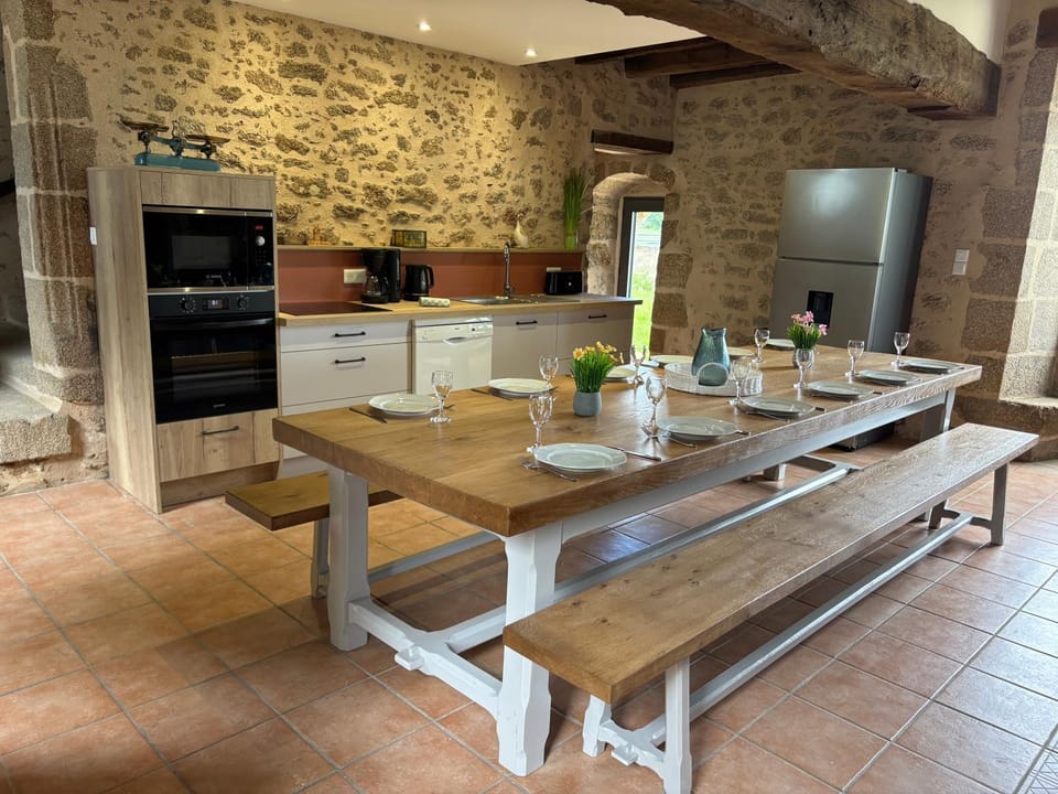 Coffee/tea facilities, Dining area, microwave, oven, stove, toaster, kitchen