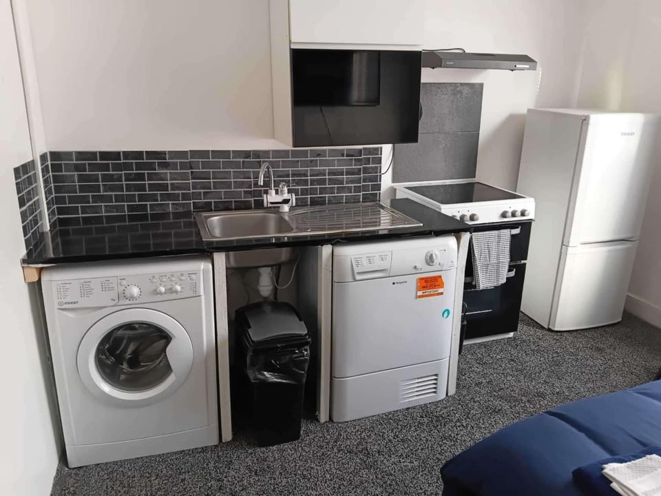 Kitchen or kitchenette, oven, stove, washing machine