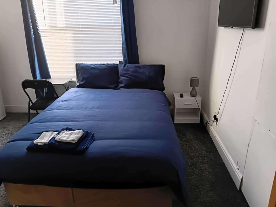 Bed, TV and multimedia, Bedroom, towels