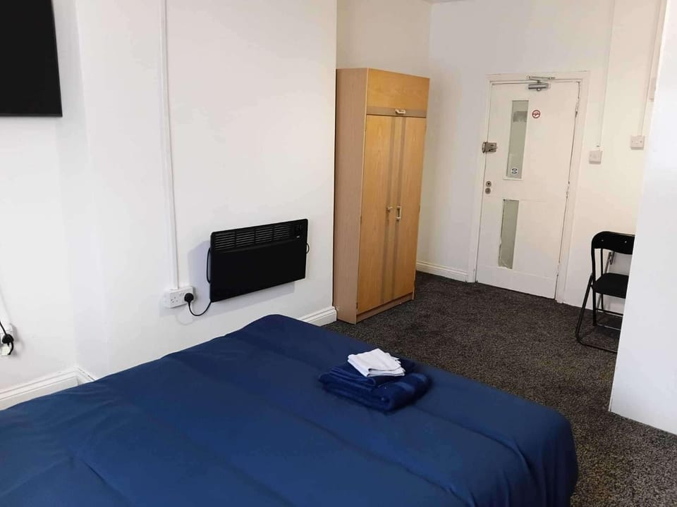 Bed, TV and multimedia, Bedroom, wardrobe