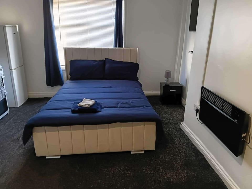 Bed, TV and multimedia, Bedroom