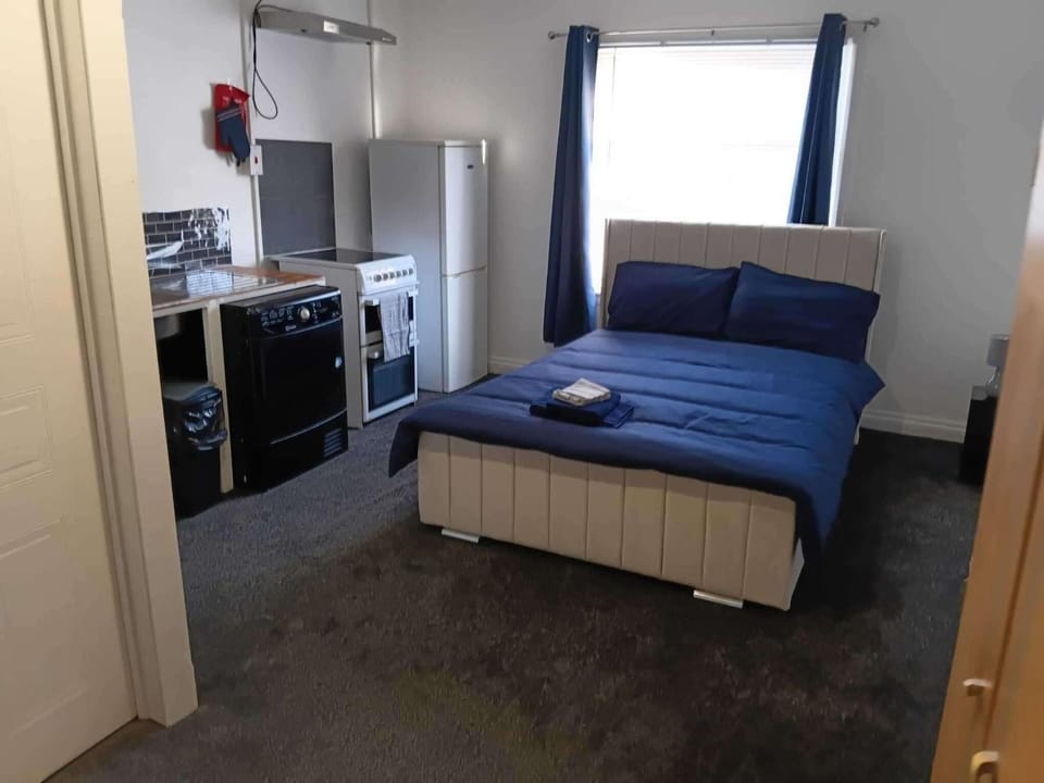 Bed, Kitchen or kitchenette, Bedroom, oven, stove