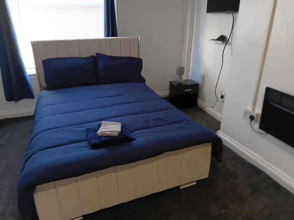 Bed, TV and multimedia, Bedroom