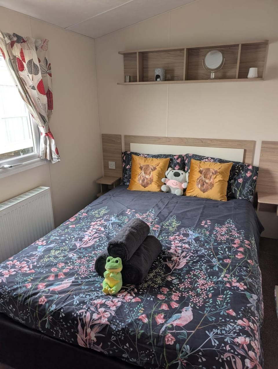 Bed, Bedroom, towels