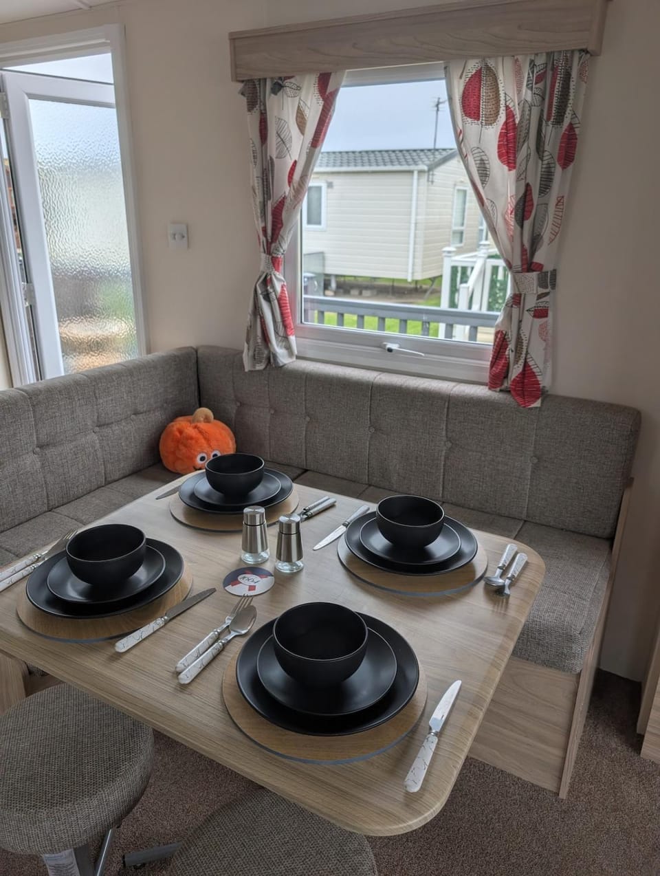 Food and drinks, Seating area, Dining area, Food