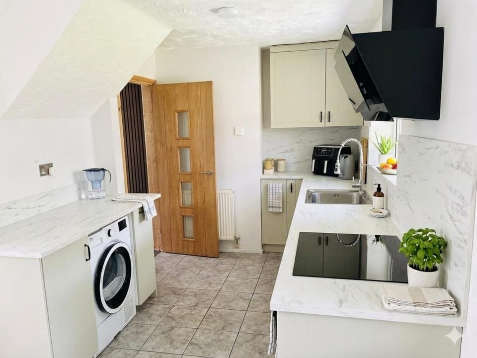 Cosy & Modern North Cotswold Retreat with Hot Tub House in Wychavon District