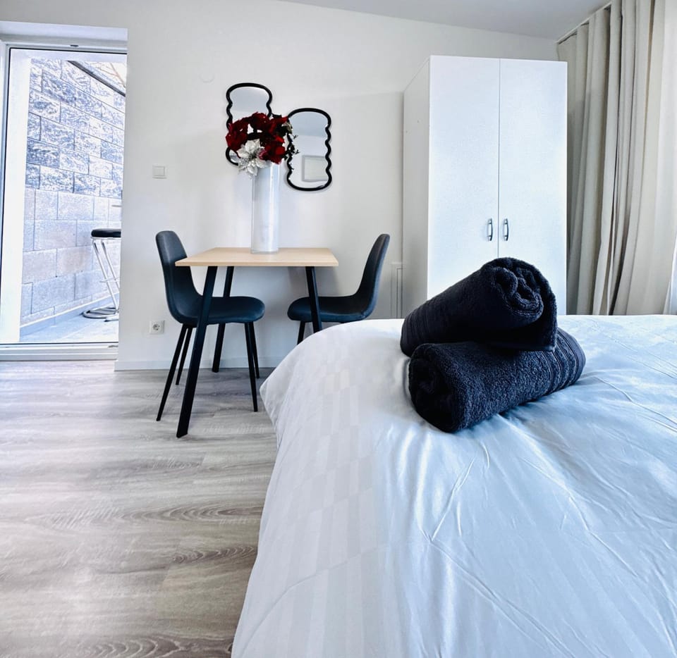 Bed, Dining area, Bedroom