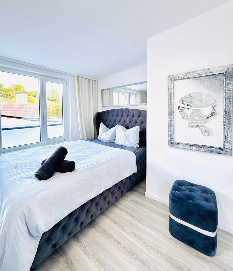 Bed, Bedroom, towels