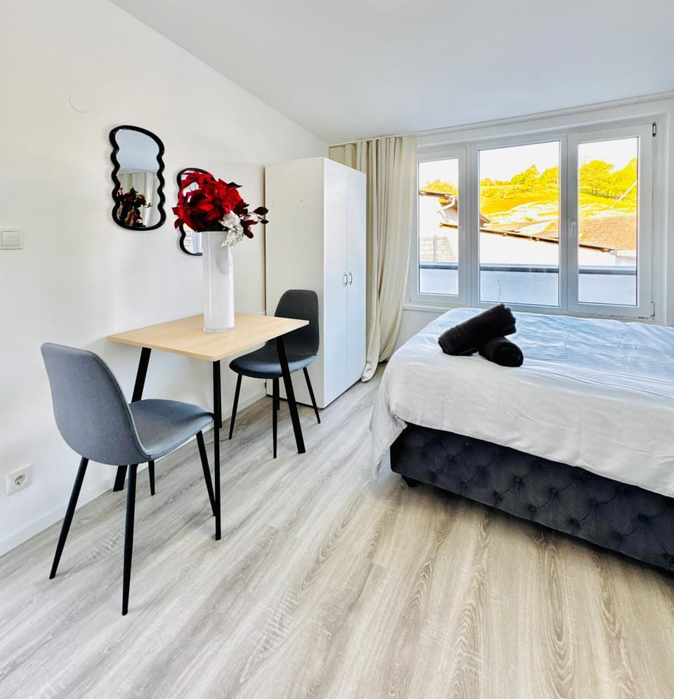 Bed, Seating area, Dining area, Bedroom