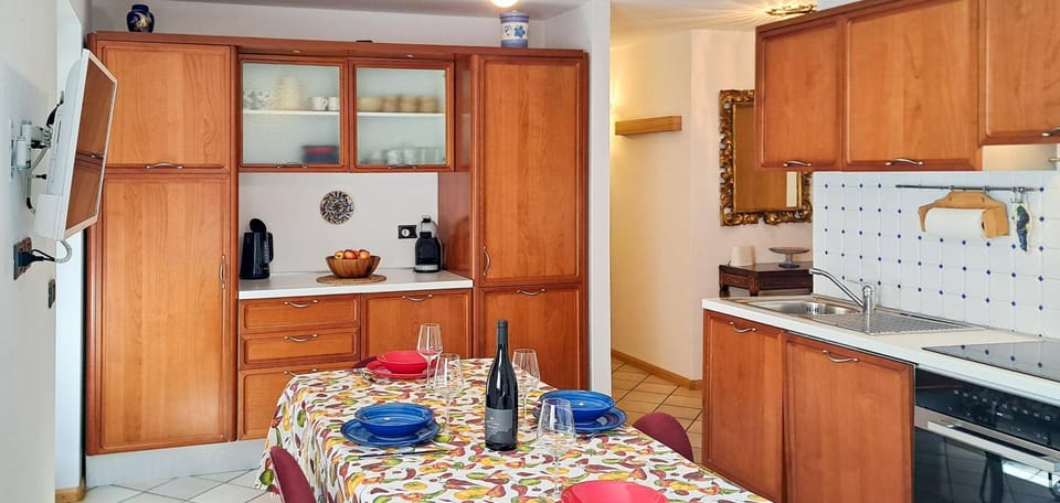 Kitchen or kitchenette, Dining area, oven