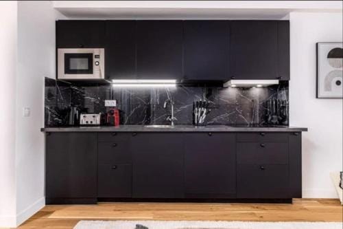 Coffee/tea facilities, Kitchen or kitchenette, stove