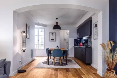 Kitchen or kitchenette, Seating area, Dining area, stove