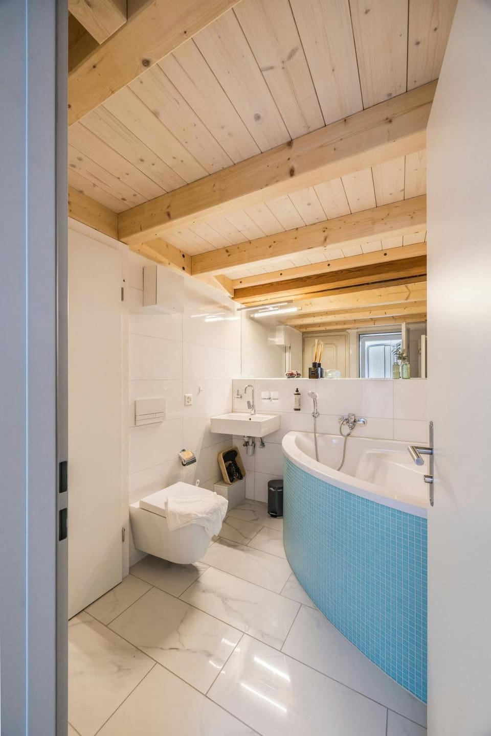 Toilet, Bed, Bathroom, Photo of the whole room, Bedroom, Bath, towels